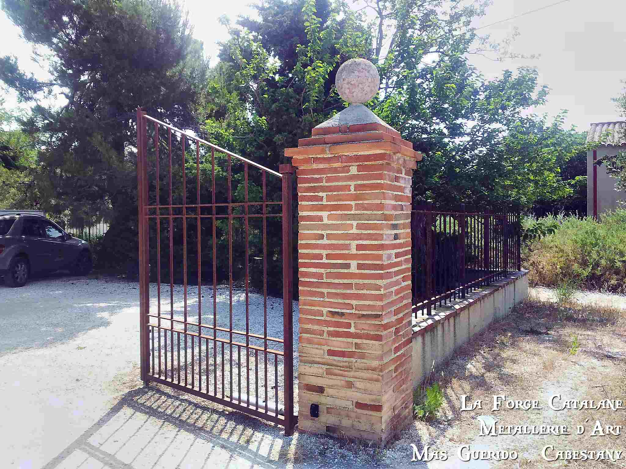 Portail barre a trous renfles typique catalan Mas Baux Cabestany  forge catalane.jpg